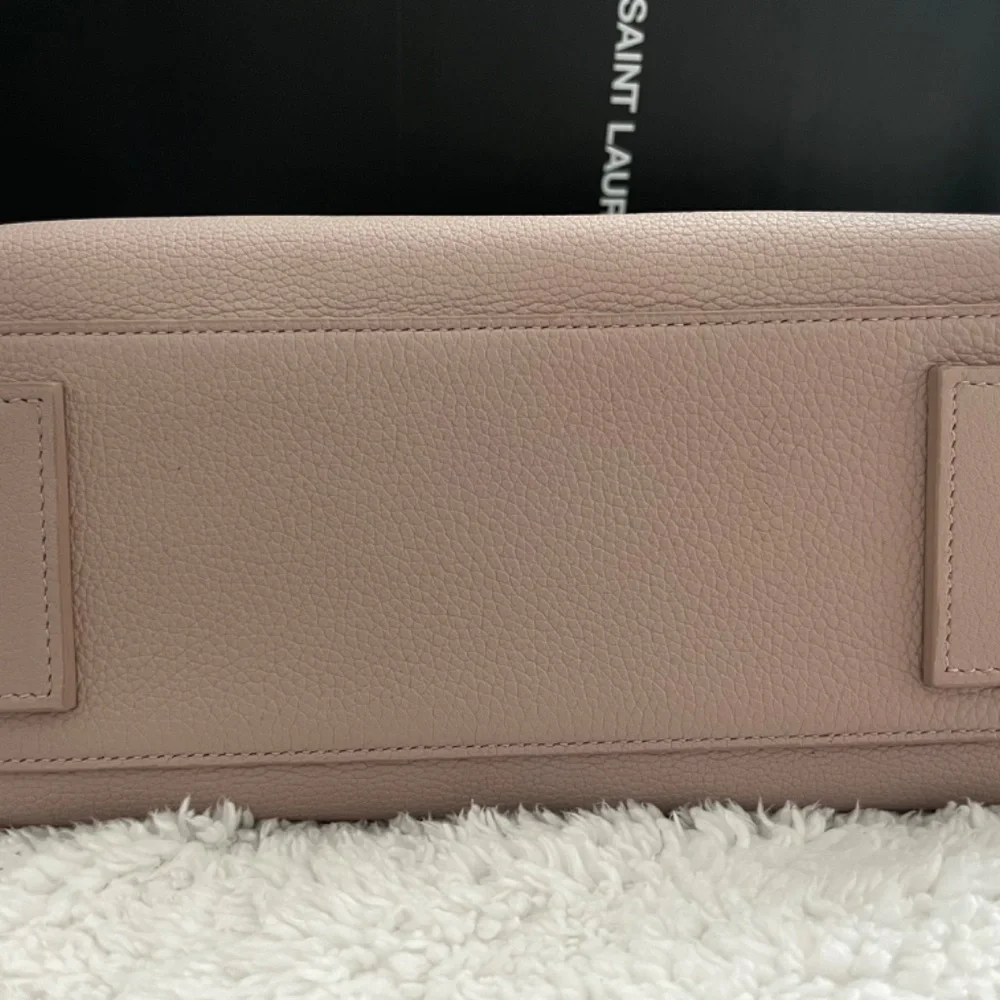 Saint Laurent Sac De Jour in Grained Leather (Baby) in color Poudre (soft mauve) - Picture 7 of 15